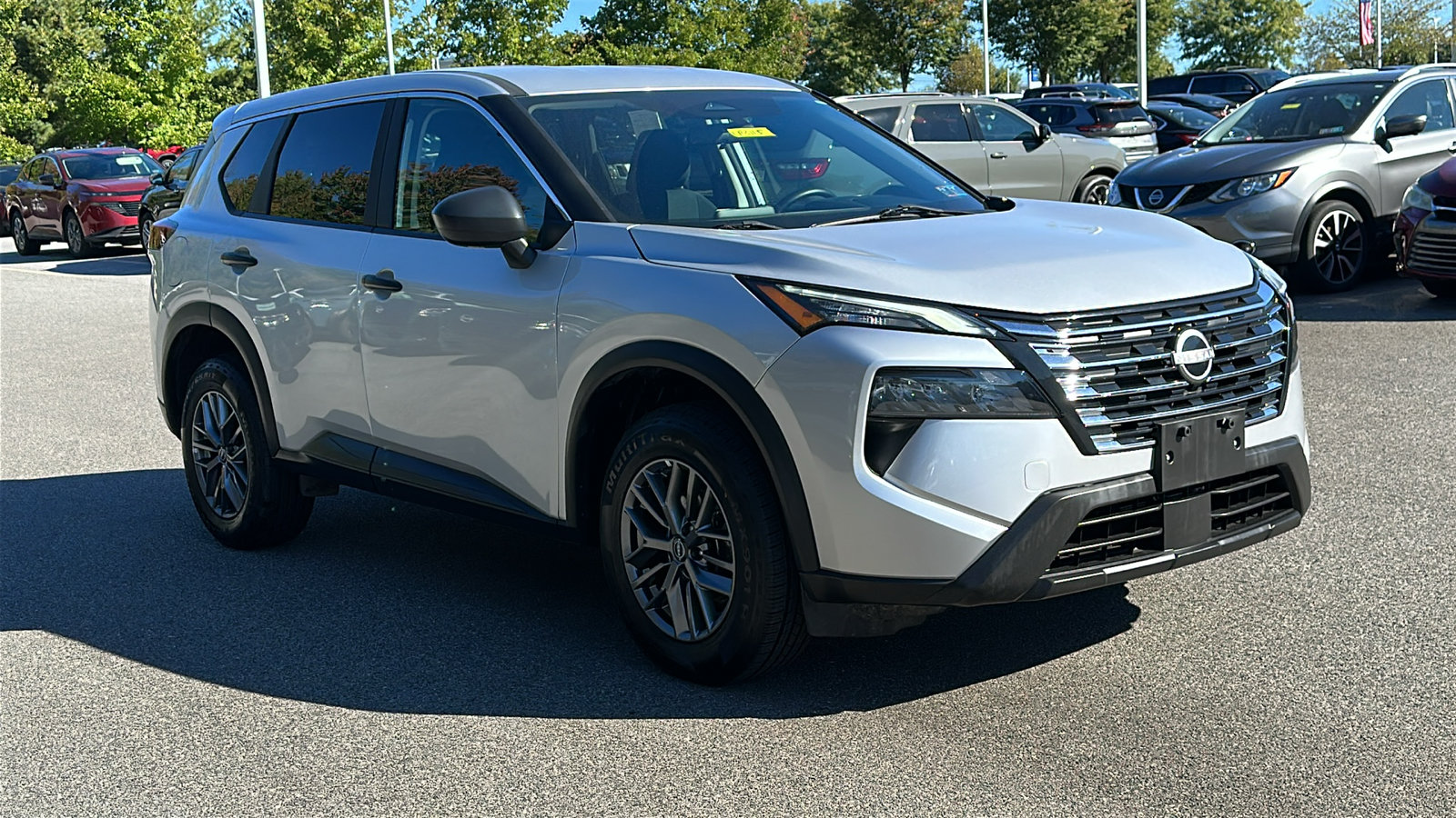 Used 2024 Nissan Rogue S AWD/4WD image 2