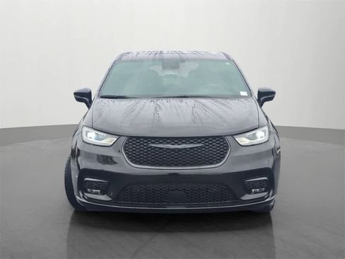 Used 2022 Chrysler Pacifica Limited w/ Uconnect Theater Family Group image 2