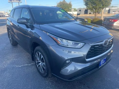 Used 2020 Toyota Highlander XLE AWD/4WD image 3
