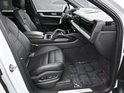 Certified 2024 Porsche Cayenne AWD/4WD image 27