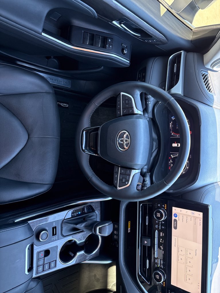Used 2023 Toyota Highlander XLE AWD/4WD image 24