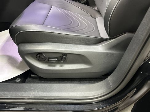 New 2025 Volkswagen Tiguan SE image 12