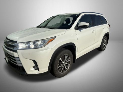 Used 2017 Toyota Highlander XLE AWD/4WD image 3