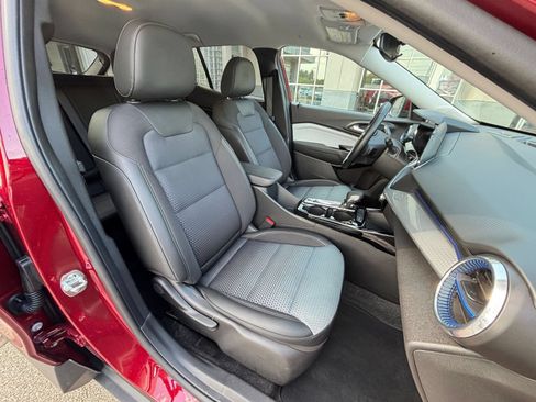 Used 2025 Chevrolet Trax LT w/ LT Convenience Package FWD image 36