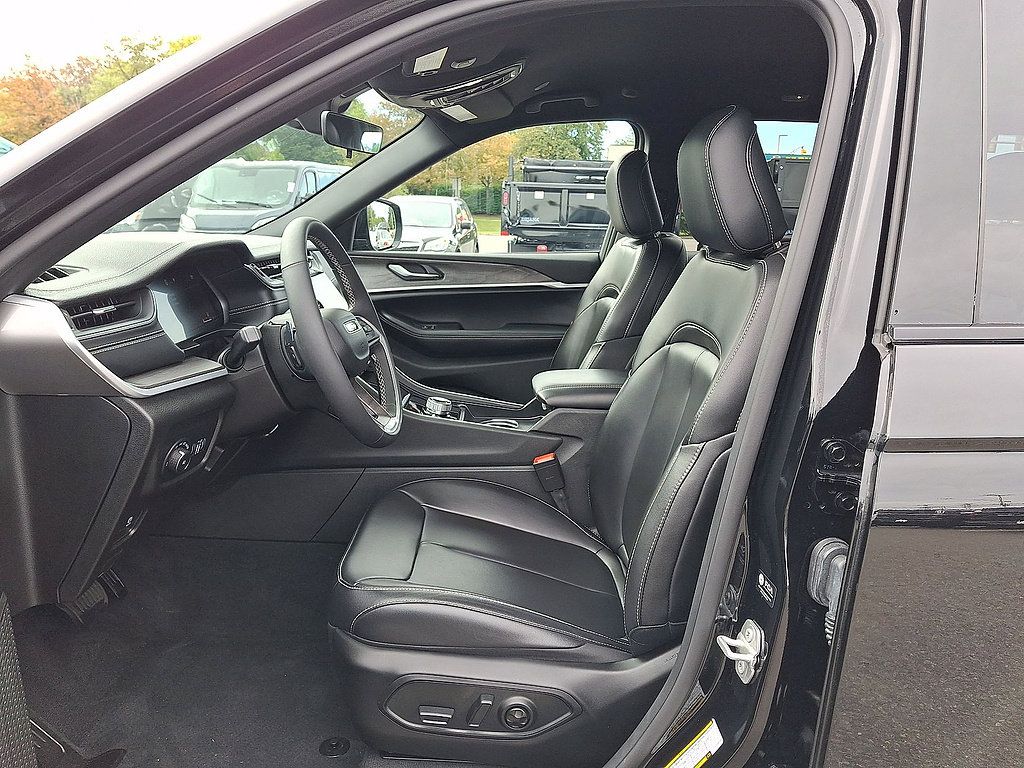 Used 2025 Jeep Grand Cherokee Limited AWD/4WD image 17