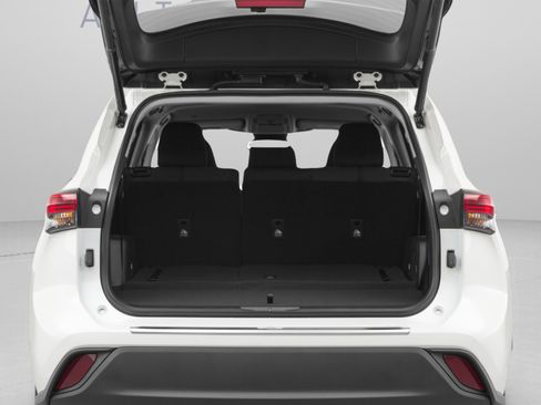 Used 2021 Toyota Highlander L FWD image 14