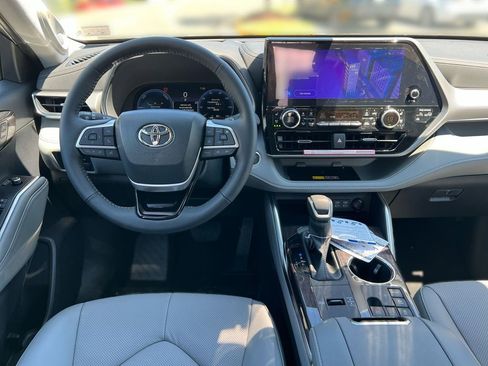 New 2026 Toyota Highlander Platinum AWD/4WD image 18