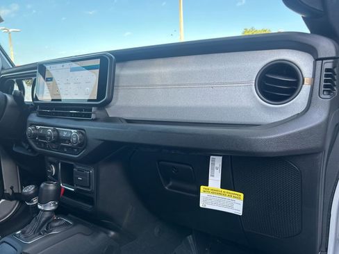 Certified 2024 Jeep Gladiator Sport image 25