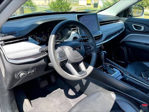 Used 2022 Jeep Compass Latitude w/ Sun and Sound Group FWD image 4