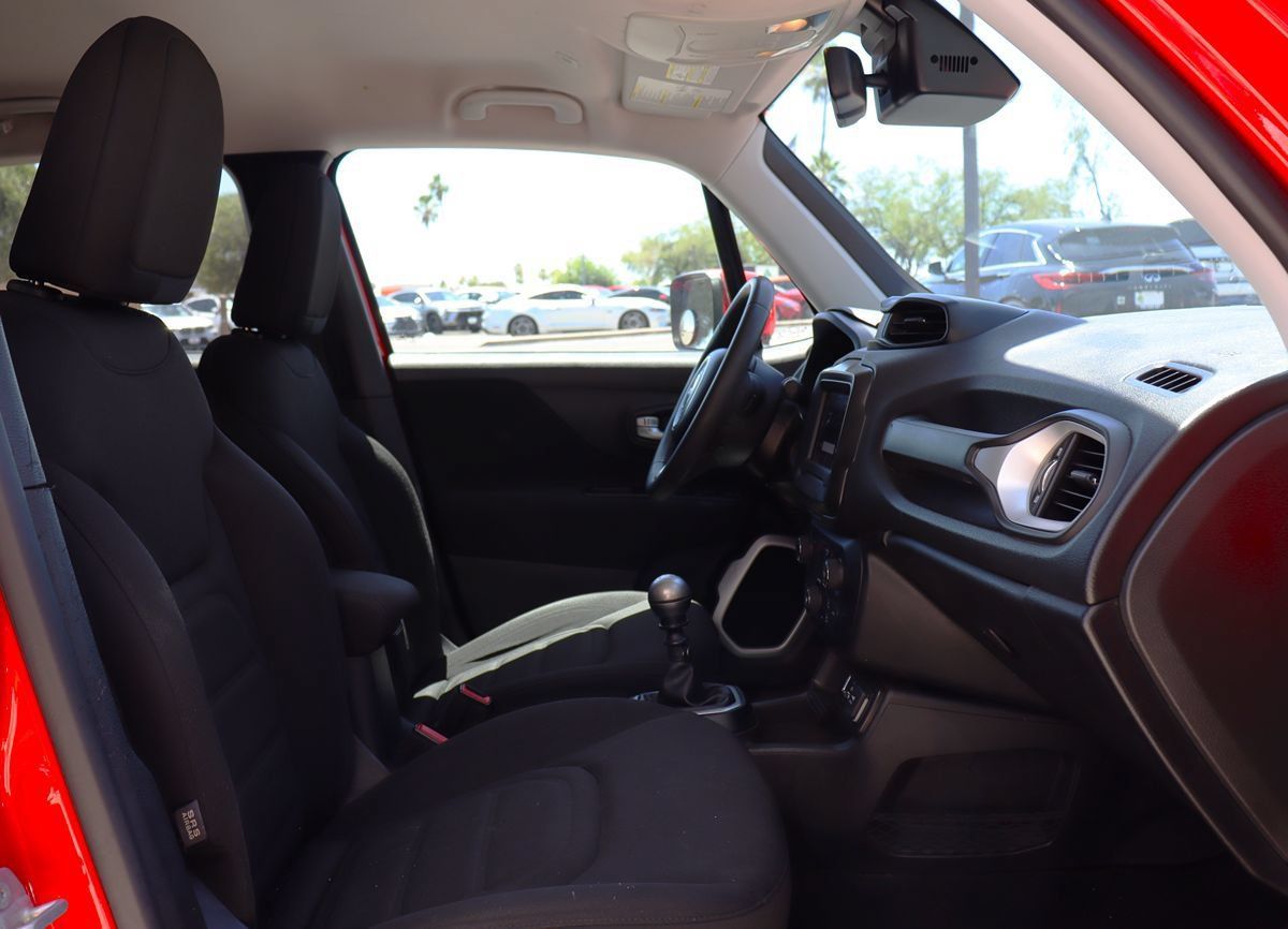 Used 2018 Jeep Renegade Latitude FWD image 34