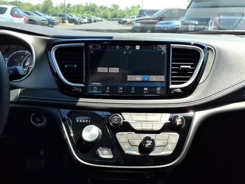 New 2027 Chrysler Pacifica Select AWD/4WD image 7
