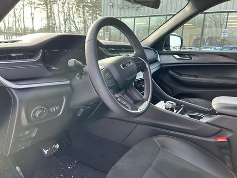 Used 2025 Jeep Grand Cherokee Altitude image 31