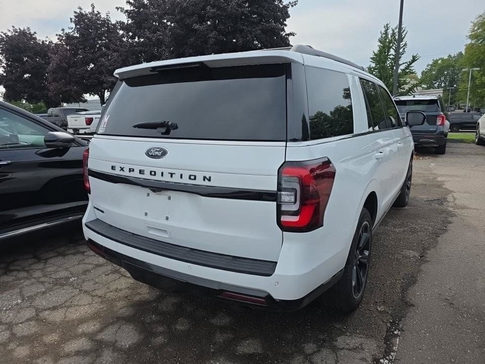 Used 2023 Ford Expedition Limited AWD/4WD image 3