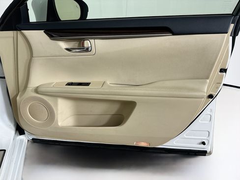 Used 2014 Lexus ES 350 w/ Luxury Package FWD image 33