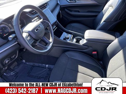 New 2025 Jeep Grand Cherokee Altitude image 21