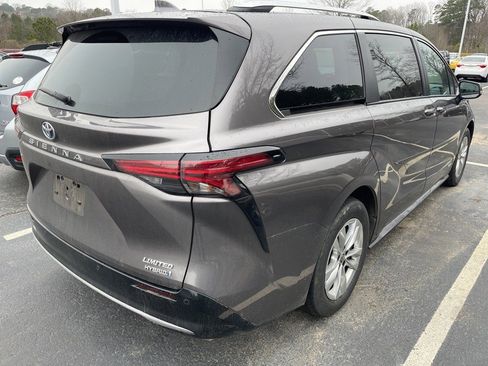 Used 2021 Toyota Sienna Limited image 13