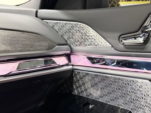 Used 2024 BMW i7 xDrive60 image 32