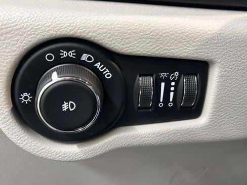 Used 2020 Chrysler Pacifica Touring-L FWD image 33