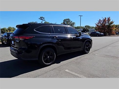 Used 2021 Toyota Highlander LE image 27