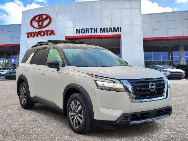 Used 2024 Nissan Pathfinder SL FWD image 1