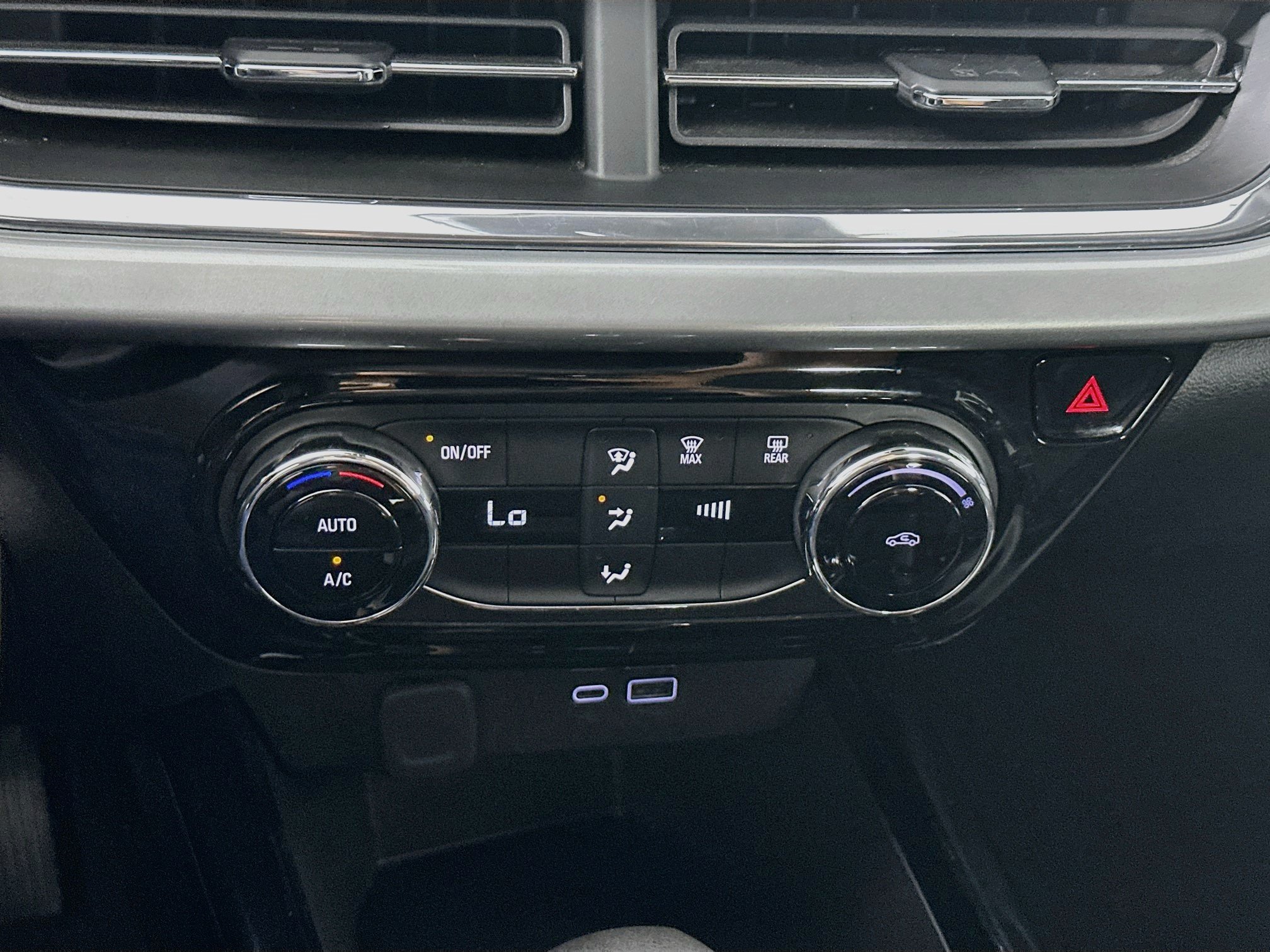 Used 2025 Chevrolet Trax LT FWD image 23