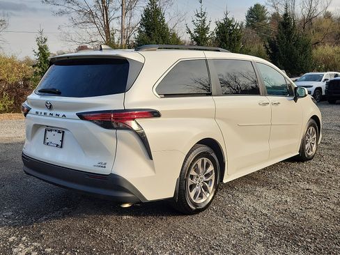 Used 2021 Toyota Sienna XLE image 6