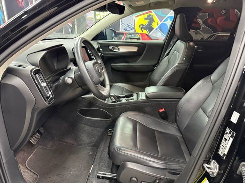 Used 2019 Volvo XC40 T5 Momentum image 9