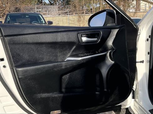 Used 2016 Toyota Camry SE image 21