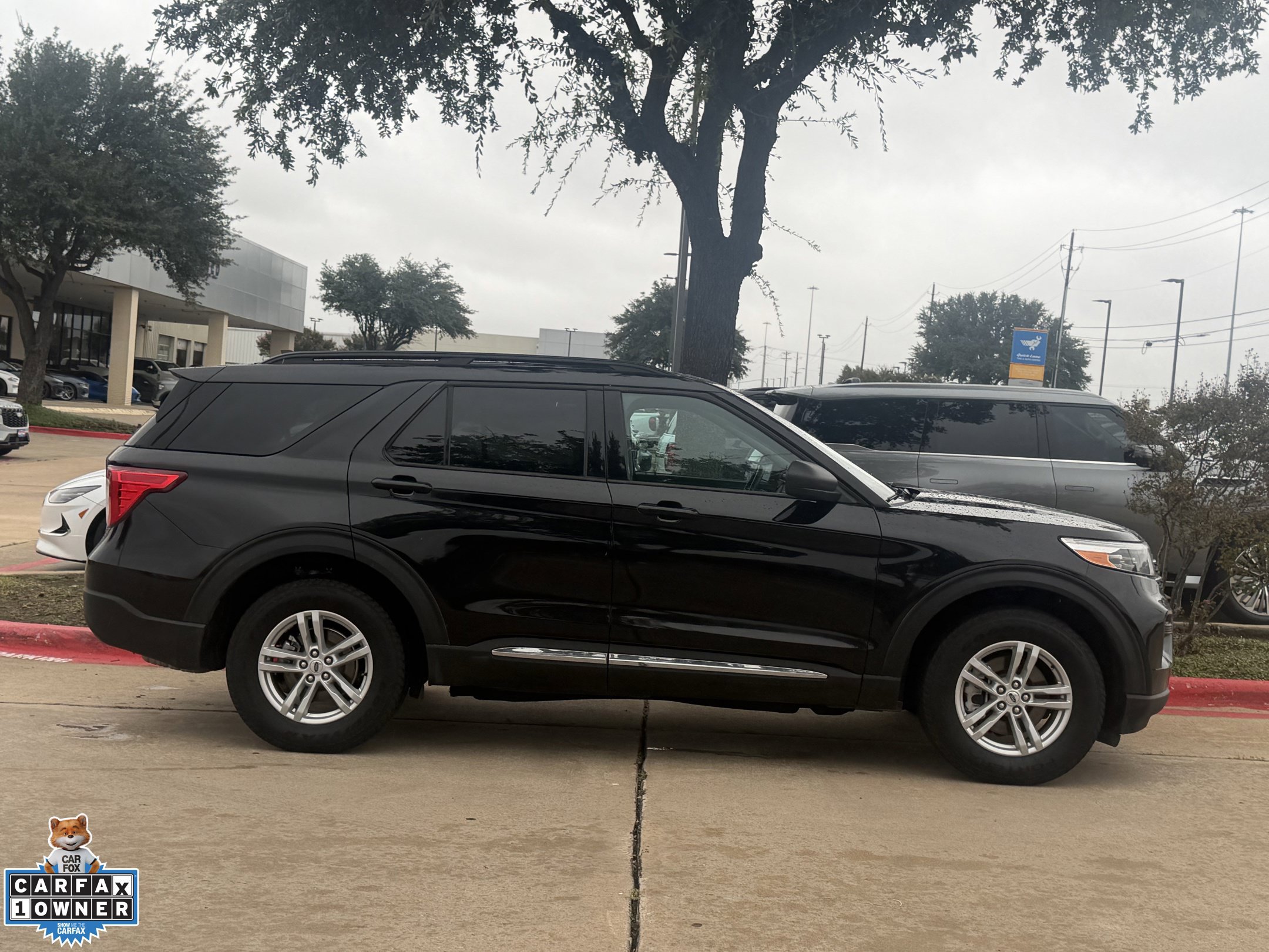Used 2023 Ford Explorer XLT AWD/4WD image 3