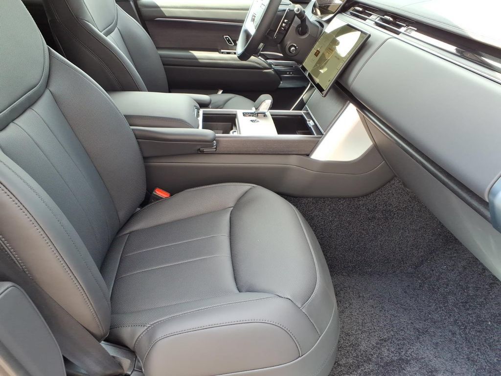 New 2026 Land Rover Range Rover Long Wheelbase SE AWD/4WD image 7