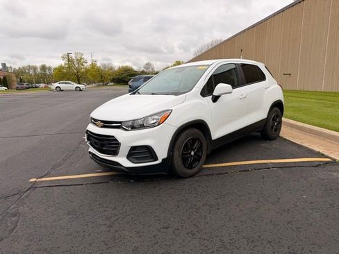 Used 2020 Chevrolet Trax LS w/ Tint and Cruise Package FWD image 4