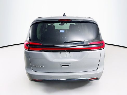 Used 2023 Chrysler Pacifica Touring-L image 31