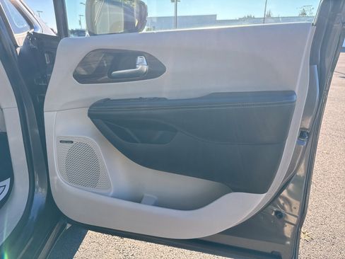 Used 2021 Chrysler Pacifica Limited w/ Premium & Safety Sphere Group image 25