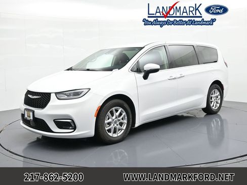 Used 2023 Chrysler Pacifica Touring-L FWD image 1
