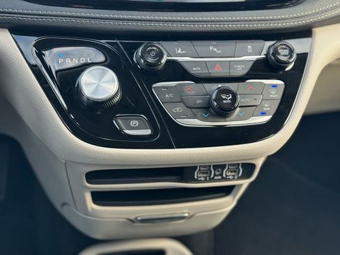 Used 2024 Chrysler Pacifica Select image 19