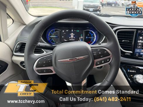 Used 2024 Chrysler Pacifica Select image 18
