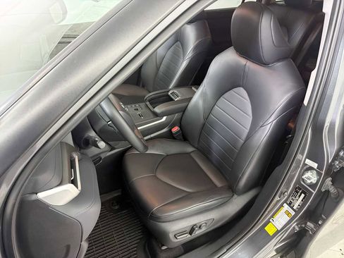 Used 2023 Toyota Highlander XLE image 13