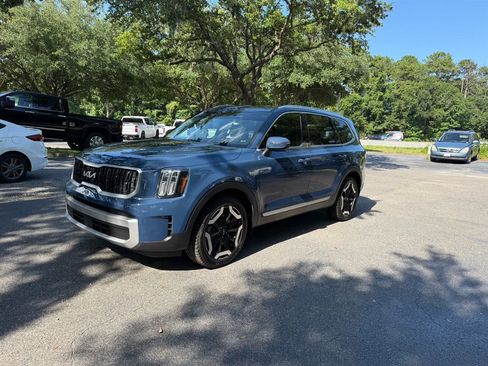 Used 2023 Kia Telluride EX w/ EX Captain's Chair Package image 2