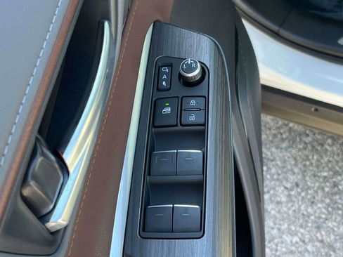 Used 2023 Toyota Venza Limited AWD/4WD image 14