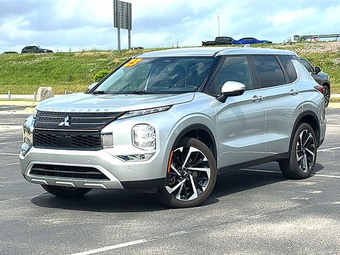 Used 2023 Mitsubishi Outlander SE image 2