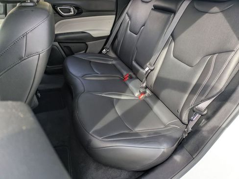 Used 2025 Jeep Compass Limited image 27