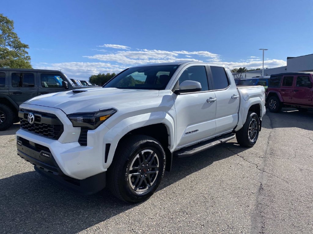 Used 2025 Toyota Tacoma TRD Sport w/ TRD Sport Upgrade Package AWD/4WD image 9