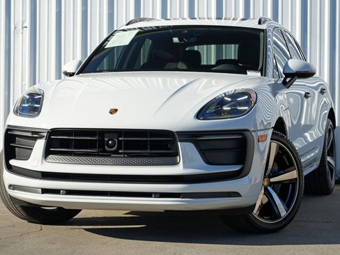 Used 2023 Porsche Macan image 3