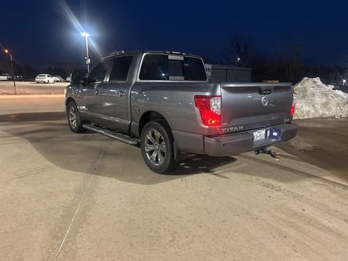 Used 2017 Nissan Titan SV image 3