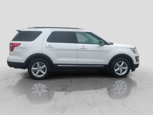 Used 2017 Ford Explorer XLT AWD/4WD image 9