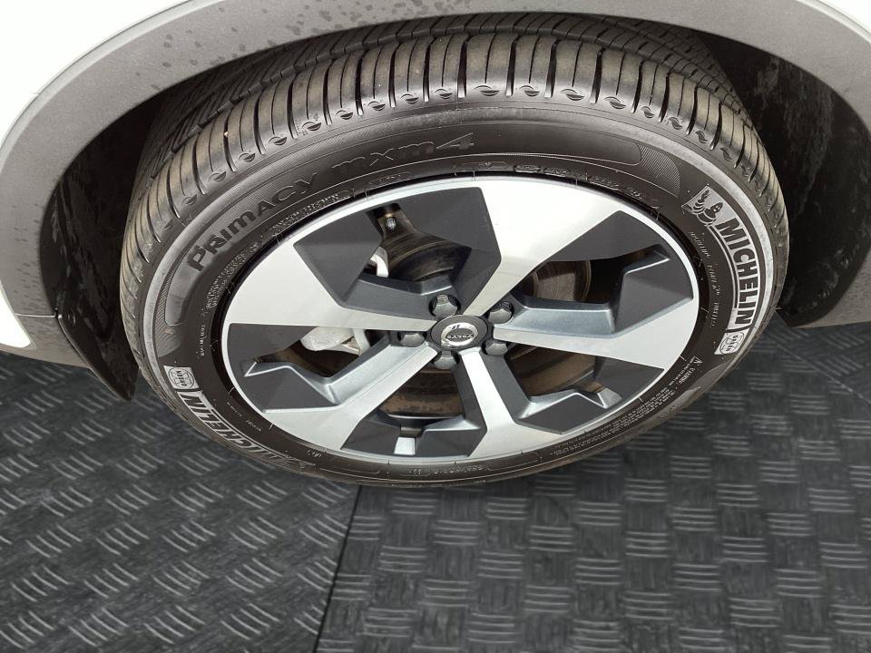 Certified 2025 Volvo XC40 B5 Plus AWD/4WD image 31