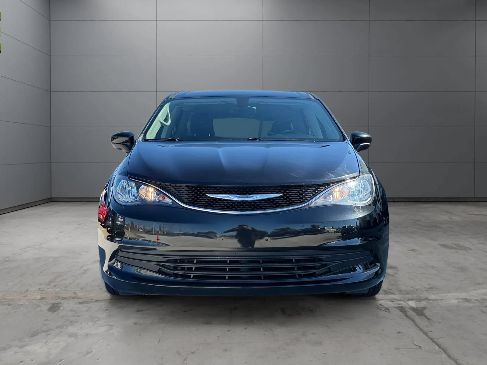 Used 2017 Chrysler Pacifica Touring FWD image 2