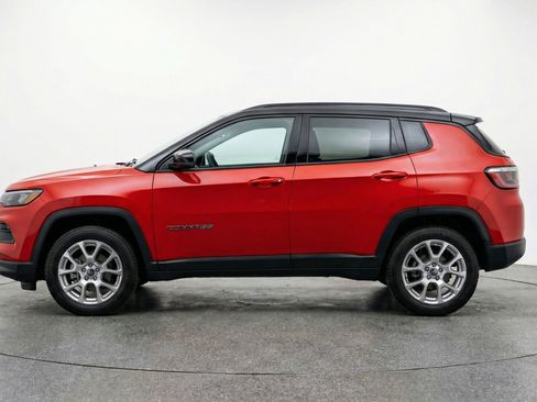 Used 2025 Jeep Compass Limited image 5