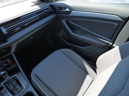 Certified 2025 Volkswagen Jetta Sport image 11