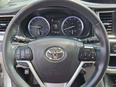 Used 2019 Toyota Highlander Limited FWD image 16